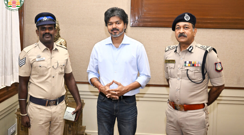 உயிரைப் பணயம் வைத்து குட்கா கடத்தலைத் தடுத்த போலீஸ்: நேரில் அழைத்துப் பாராட்டிய விஜய்
