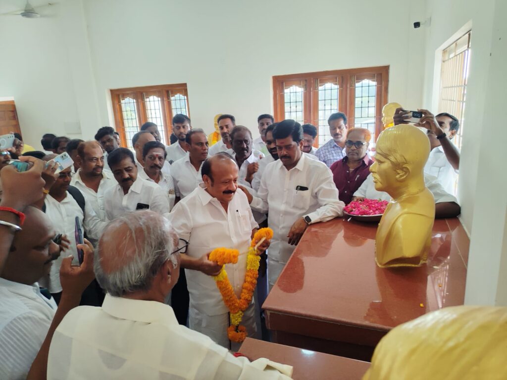 சமூக நீதிக்காக உயிர் நீத்த தியாகிகளுக்கு மாலை அணிவித்து மரியாதை செலுத்தினர்