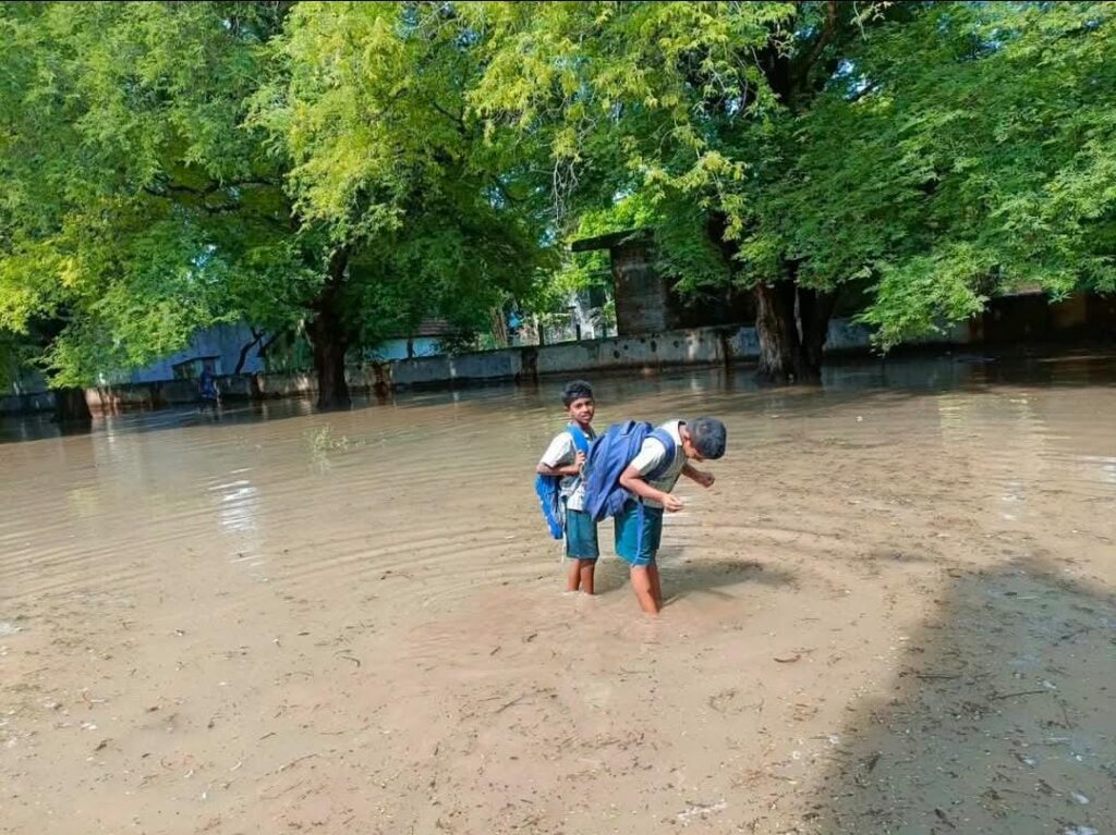 விழுப்புரம் அருகே அரசு பள்ளியை சூழ்ந்த மழை வெள்ளம் - சேற்றில் நடந்து செல்லும் பிஞ்சு குழந்தைகள்