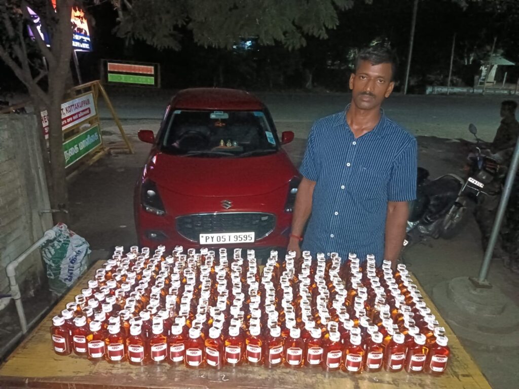 கோட்டக்குப்பத்தில் காரில் கடத்திய 300 மது பாட்டில்கள் பறிமுதல்