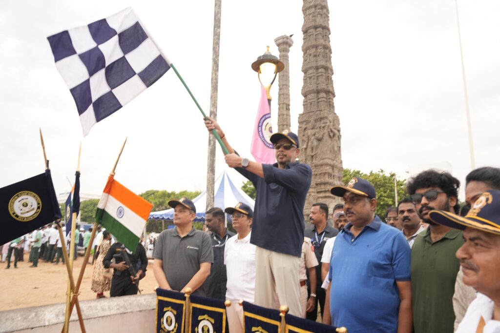 சர்வதேச கடற்கரை தூய்மை தினத்தை ஆளுநர் கொடியசைத்து தொடங்கி வைத்தார்