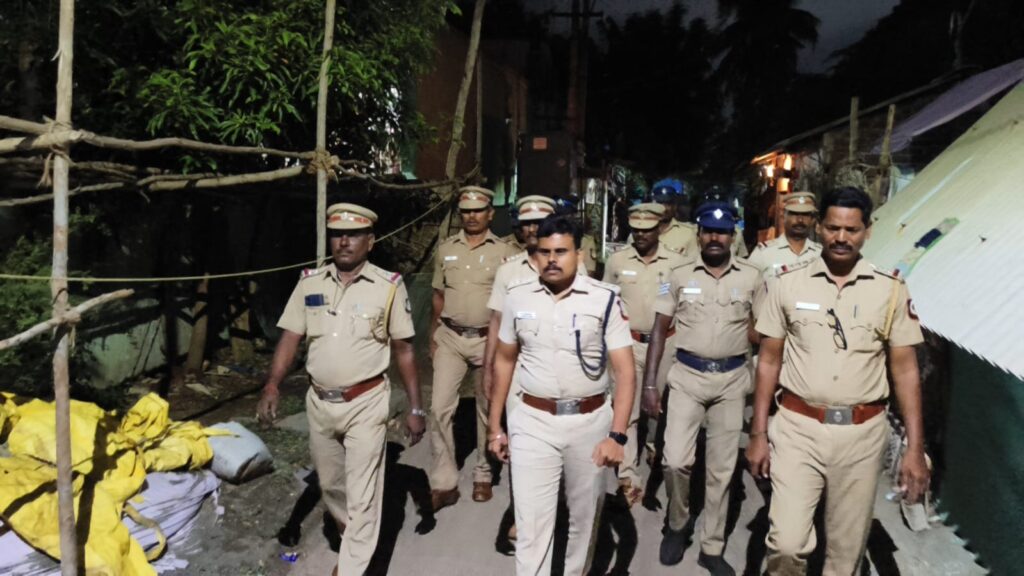 பொதுமக்கள் பாதுகாப்பை உறுதி செய்ய எஸ் பி தலைமையில் கால்நடை ரோந்து
