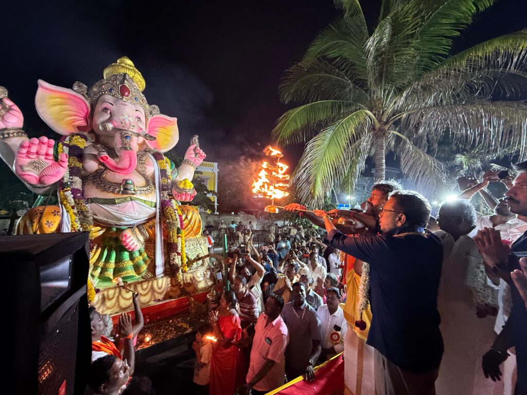 விநாயகர் சிலைகளை கடலில் கரைக்கும் நிகழ்வை ஆளுநர் தொடங்கி வைத்தார்