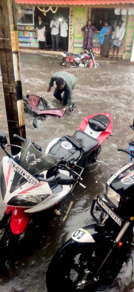 பண்ருட்டியில் இடியுடன் கூடிய கனமழை - தெருக்களில் வெள்ளநீர் பெருக்கெடுப்பு
