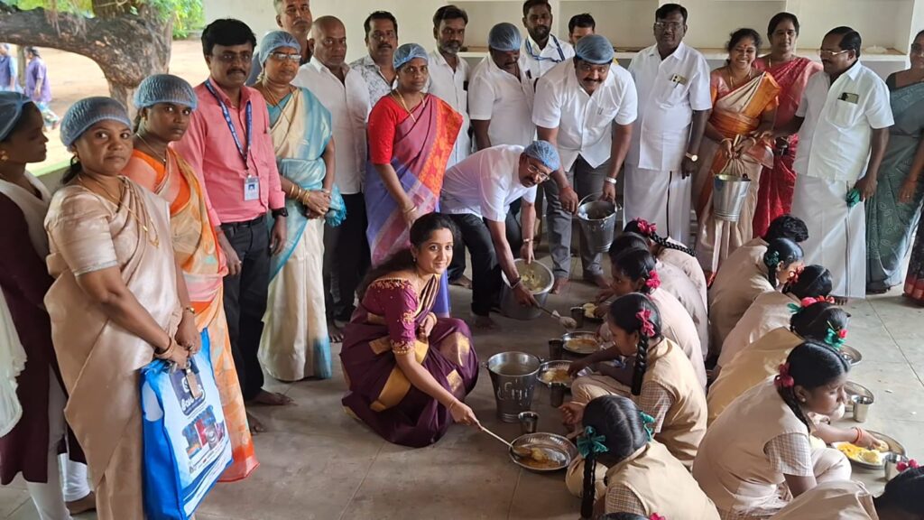 பெருந்தலைவர் காமராஜர் காலை உணவு திட்ட விரிவாக்கத்தை நகர மன்ற தலைவி சங்கவி முருகதாஸ் துவக்கி வைத்தார்