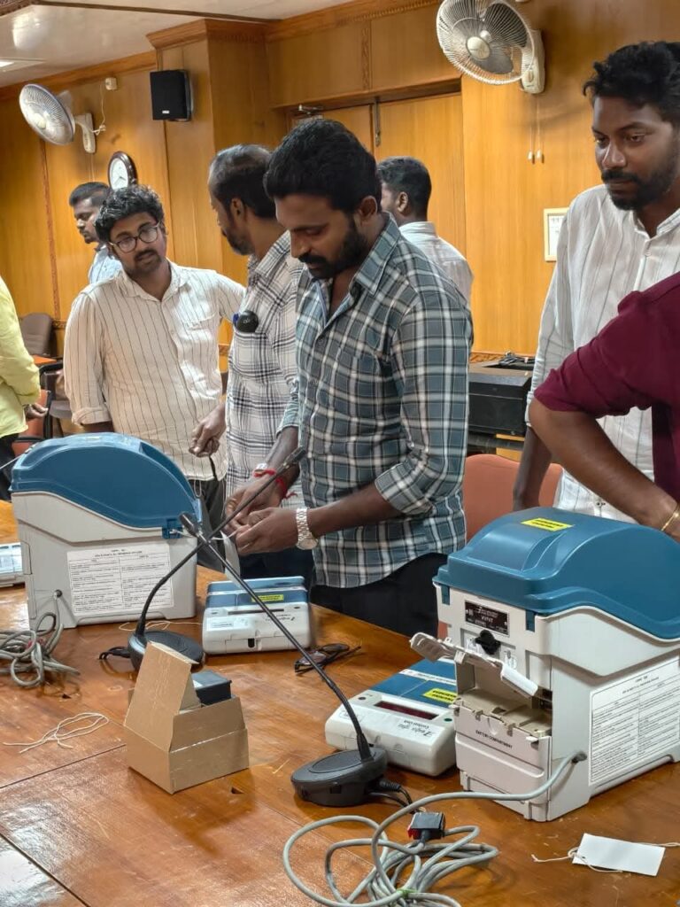 ஓட்டு எந்திரங்களில் வேட்பாளர் பெயர், சின்னம் பொறிக்கும் பணி தேர்தல் அதிகாரிகளின் முன்னிலையில் நடந்தது