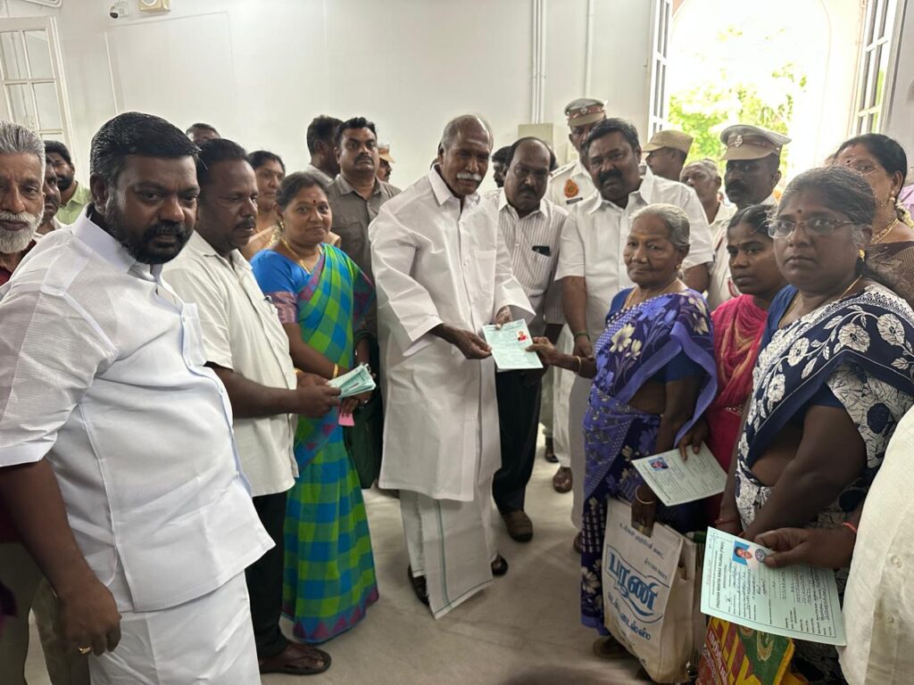 குடிசை மாற்று வாரிய மூலம் 24 பைனாளிகளுக்கு வீடு கட்டுவதற்கு ரங்கசாமி ரூபாய் 20 லட்சம் வழங்கினார்