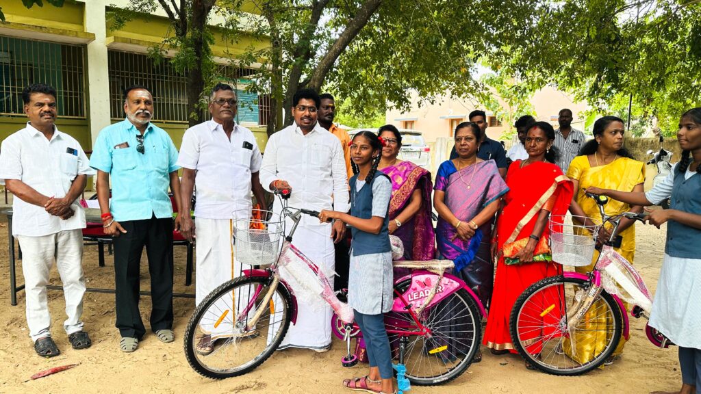 மாணவிகளுக்கு இலவச மிதிவண்டிகளை சட்டமன்ற உறுப்பினர் விக்னேஸ்வரன் வழங்கினார்