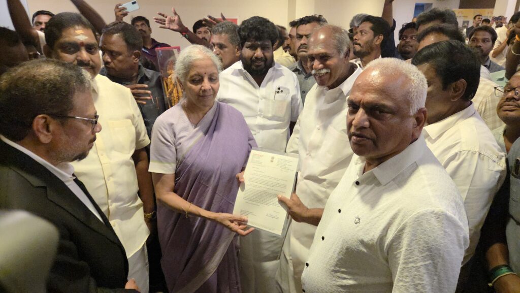 எங்கள் கோரிக்கை நிறைவேற்றுங்கள் மத்திய நிதி மந்திரியிடம் மல்லாடி மனு