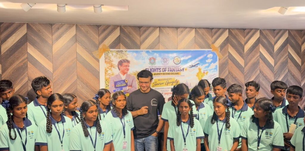 கல்வி, விளையாட்டில் சிறந்து விளங்கும் 20 மாணவர்கள் தேர்ந்தெடுக்கப்பட்டு, ஒரு நாள் பயணமாக கொல்கத்தாவுக்கு விமானத்தில் அழைத்துச் செல்லப்பட்டனர்