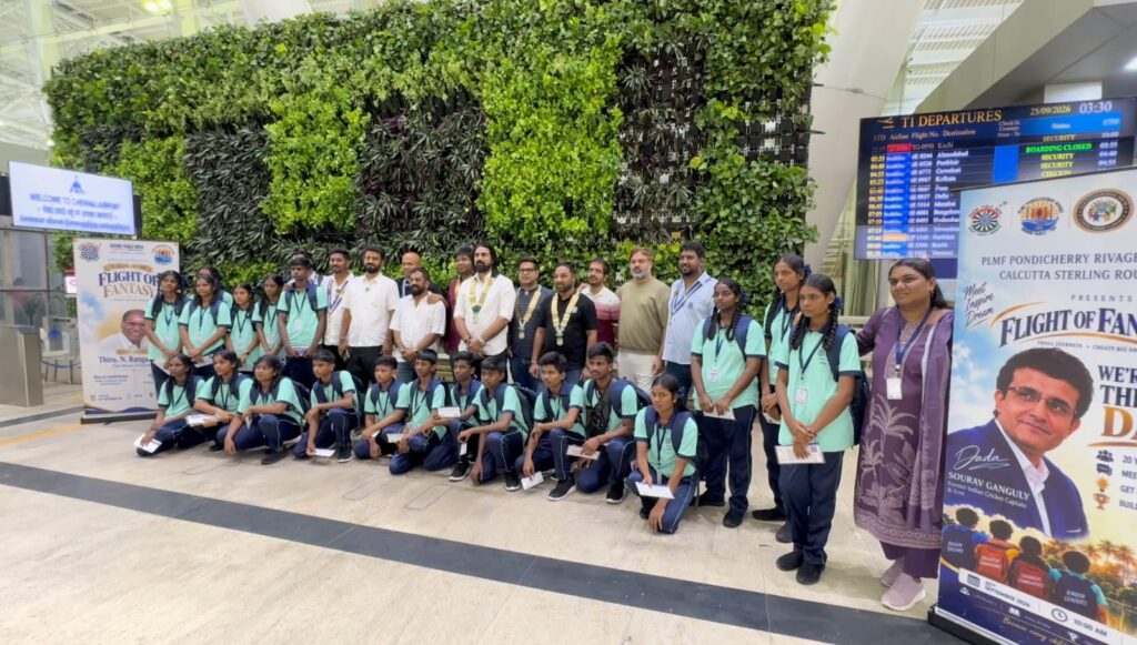 கல்வி, விளையாட்டில் சிறந்து விளங்கும் 20 மாணவர்கள் தேர்ந்தெடுக்கப்பட்டு, ஒரு நாள் பயணமாக கொல்கத்தாவுக்கு விமானத்தில் அழைத்துச் செல்லப்பட்டனர்