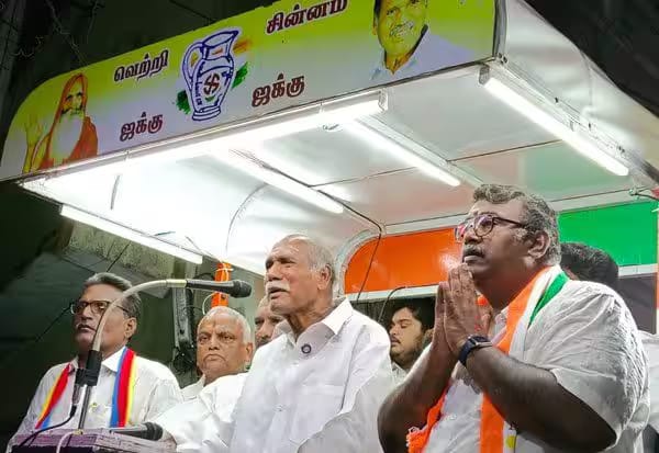என்.ஆர்.காங் வேட்பாளர் அசோக் ஆனந்தனை ஆதரித்து முதல்வர் ரங்கசாமி ஓட்டு சேகரிப்பு