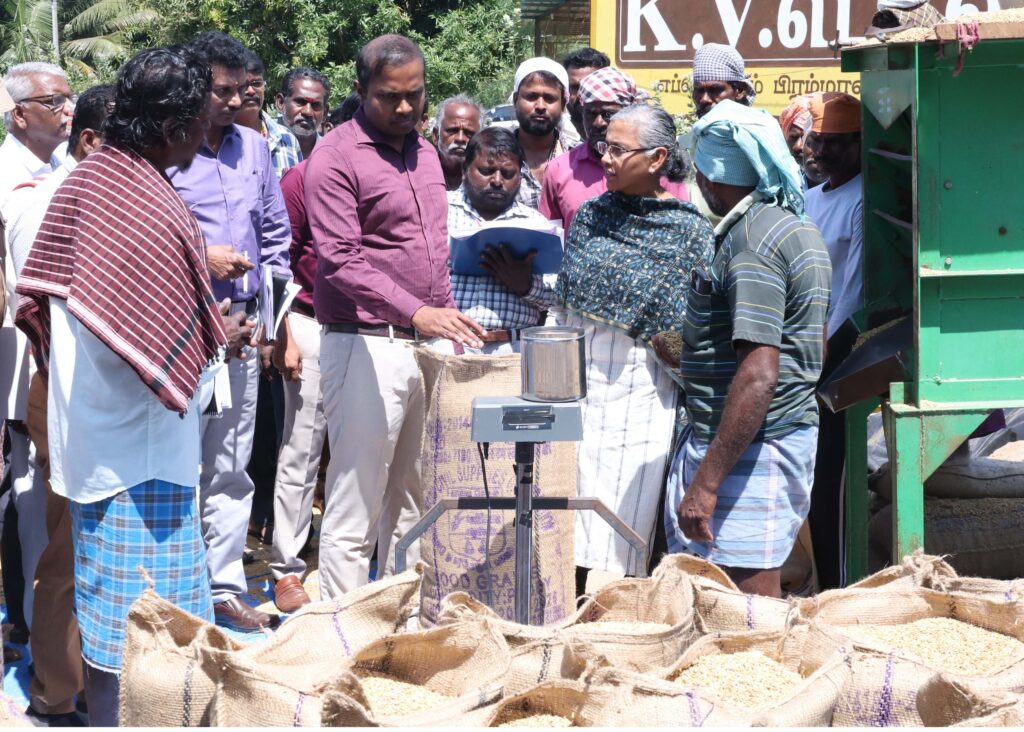 நெல் கொள்முதல் நிலையங்களின் செயல்பாடுகள் குறித்து தலைமைச் செயலாளர் கலெக்டர் நேரில் ஆய்வு