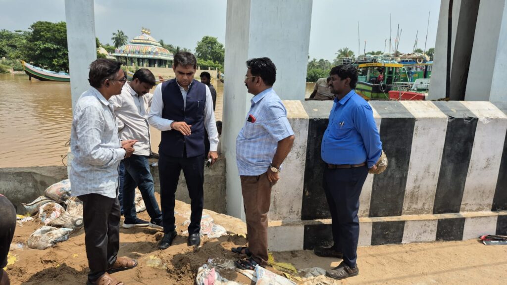 'நிவர்' (Nivar) புயல் காரணமாகப் வெள்ளம் சூழ்ந்த பகுதிகளில் நீரை வெளியேற்ற பணி நடந்து வருகிறது