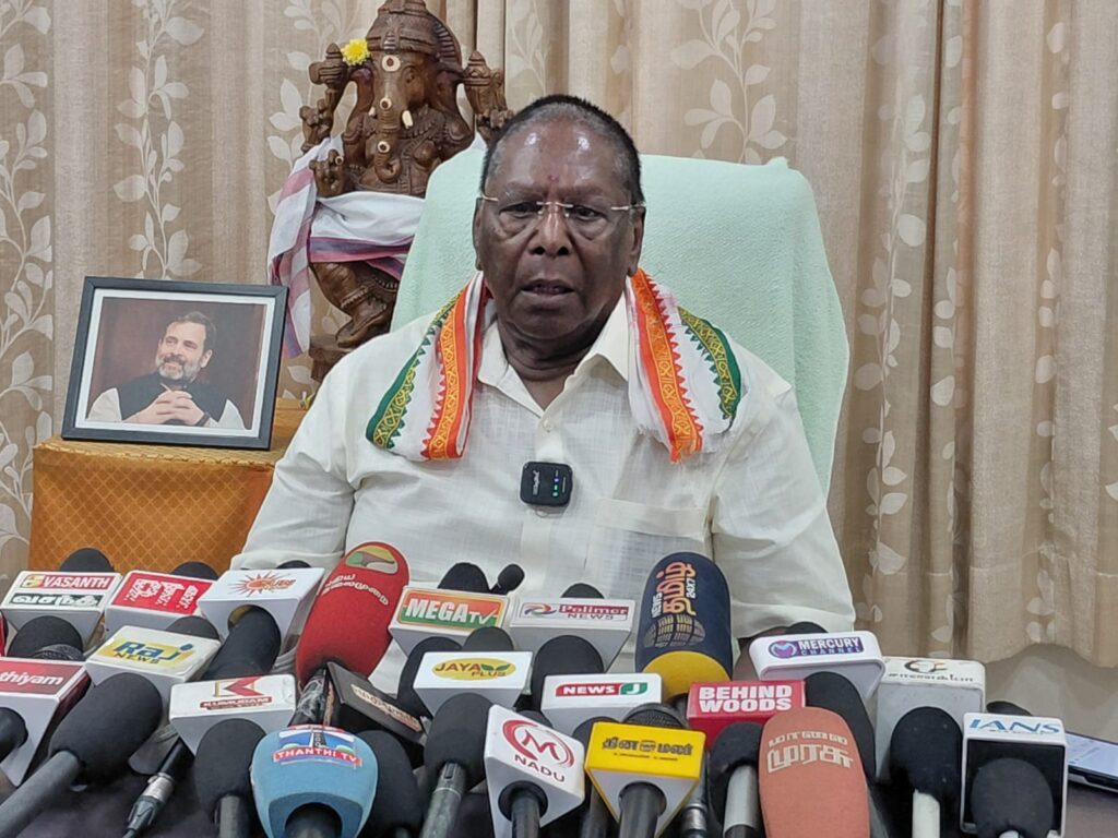 என்.ஆர்.காங்கிரஸ் வேட்பாளர் தேர்தலில் போட்டியிட தகுதி இல்லாதவர் என தேர்தல் ஆணையம் அறிவிக்க வேண்டும் - நாராயணசாமி