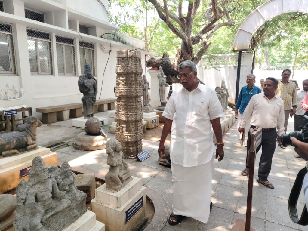 அரசு அருங்காட்சியகம் மற்றும் ரோமன் ரோலண்ட் நூலகத்தில் கலை பண்பாட்டுத் துறை அமைச்சர் ராஜவேலு ஆய்வு