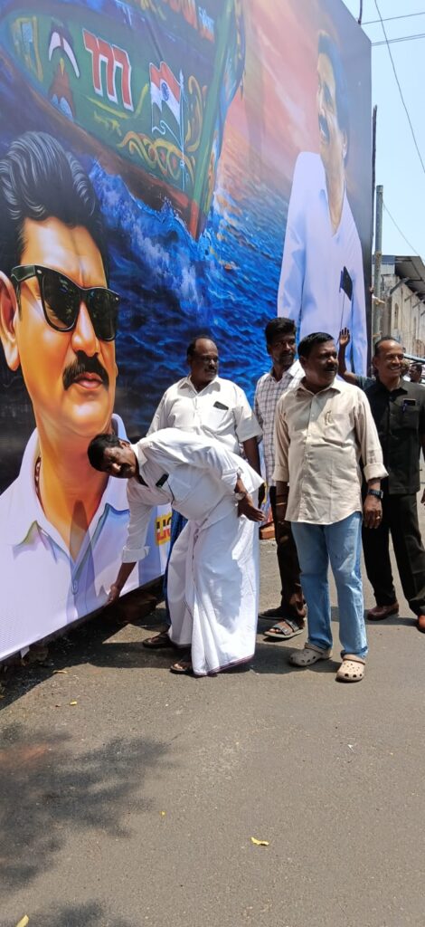 பேனர் தடை சட்டம் அமல் படுத்தப்பட்டதால் தனது பேனரை அன்பழகன் அகற்றினார்