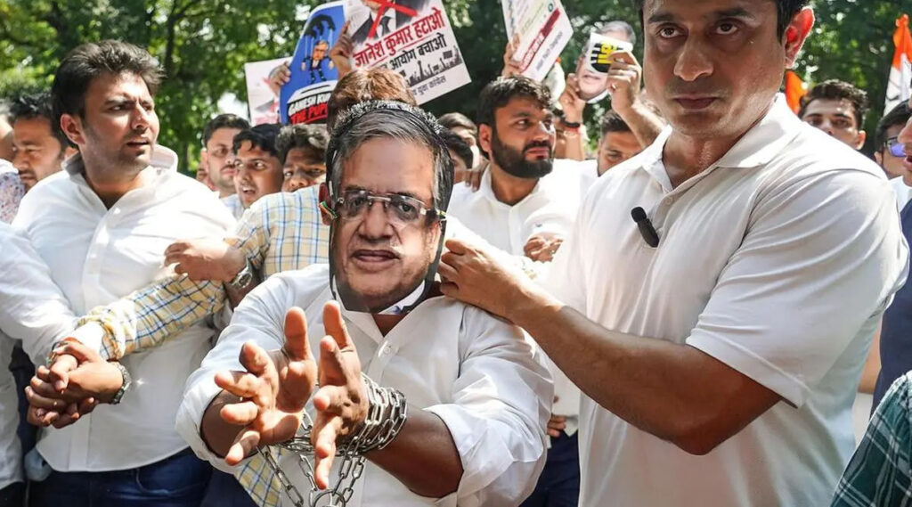 தேர்தல் ஆணையர்களை பதவியிலிருந்து தூக்குவது அவ்வளவு சுலபமா? சட்ட விதிகள் விளக்கும் உண்மை!