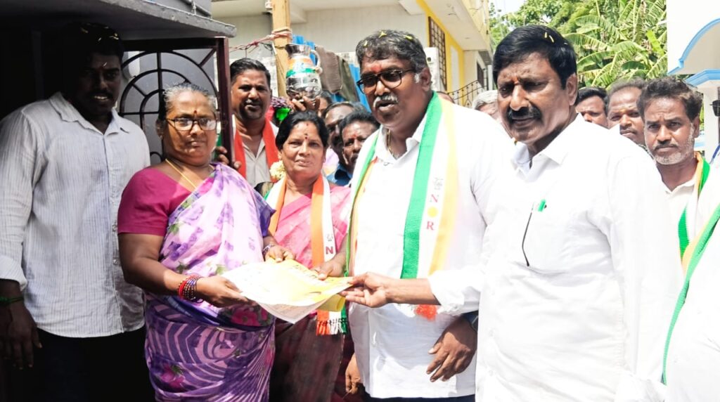 அசோக் ஆனந்த்தை ஆதரித்து அன்பழகன் வீடுவீடாக சென்று வாக்கு சேகரித்தார்