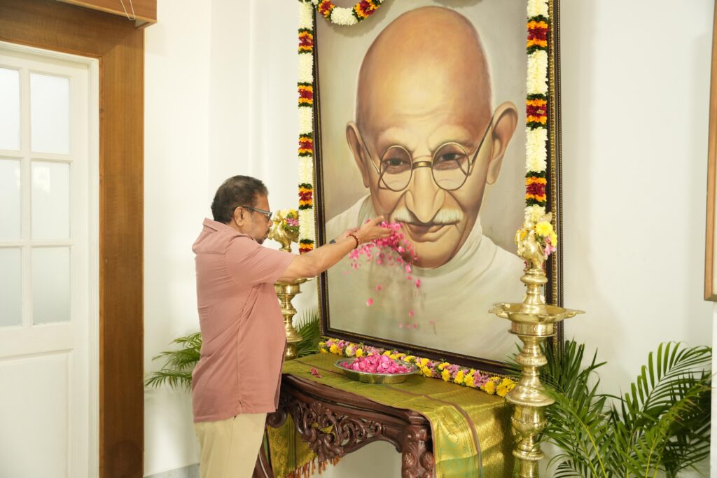 காந்தி ஜெயந்தியை முன்னிட்டு ஆளுநர் காந்தியடிகளின் உருவப்படத்திற்கு மலர் தூவி மரியாதை செய்தார்
