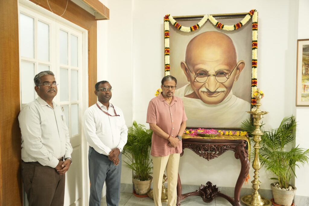 காந்தி ஜெயந்தியை முன்னிட்டு ஆளுநர் காந்தியடிகளின் உருவப்படத்திற்கு மலர் தூவி மரியாதை செய்தார்