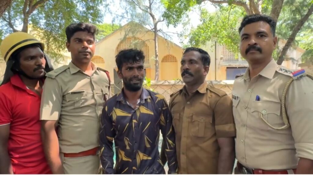 மது போதையில் மரத்தின் உச்சியில் ஏறி வட மாநில வாலிபர் நூதன போராட்டம்