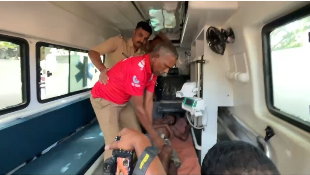 மது போதையில் மரத்தின் உச்சியில் ஏறி வட மாநில வாலிபர் நூதன போராட்டம்