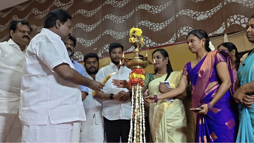 அமைச்சர் ரமேஷ் முன்னிலையில் மெழுகுவர்த்தியை கீழே தூக்கிப் போட்ட திருவெறும்பூர் த. வெ.க எம்.எல்.ஏ