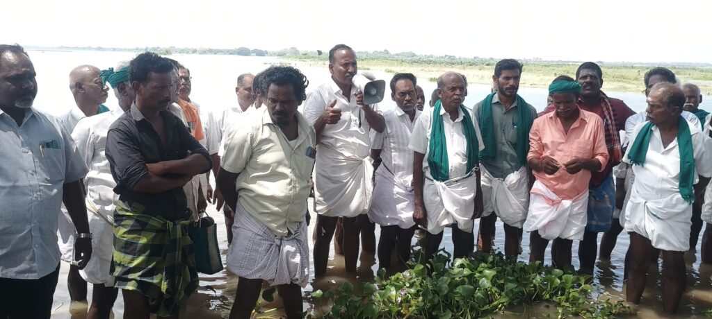 வீராணம் ஏரியில் தண்ணீர் இருந்தும் பயிர்களுக்கு இல்லை; கத்தி பட பாணியில் ஏரியில் இறங்கி விவசாயிகள் போராட்டம்