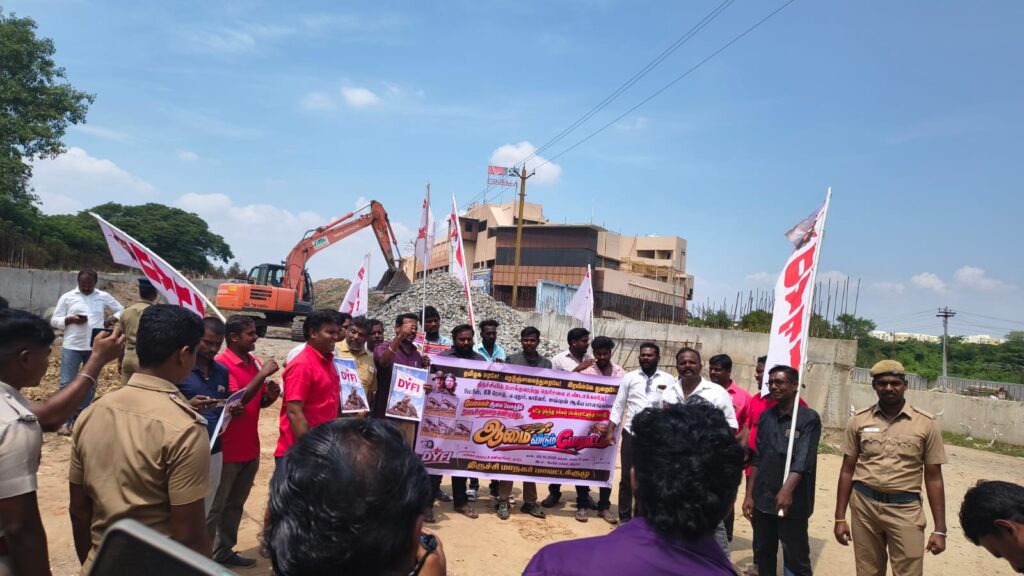 பாலப்பணிகளில் தொய்வு: திருச்சியில் ஆமை விடும் போராட்டம்