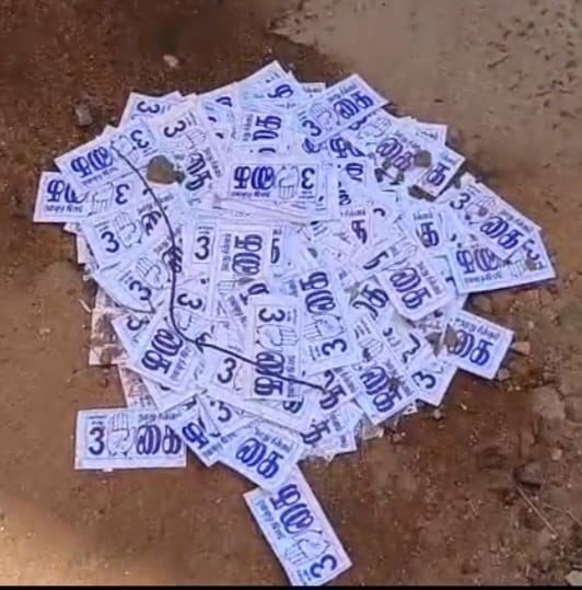 கைச்சின்னம் பொறிக்கப்பட்ட நோட்டீஸ்கள் வாக்கு சாவடி அருகே இறைக்கப்பட்டிருந்ததால் பரபரப்பு