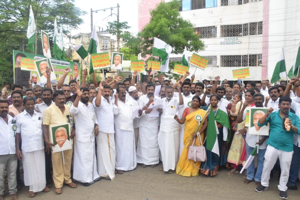 யுபிஐ பரிவர்த்தனைக்கு கட்டணம்: மத்திய அரசைக் கண்டித்து திருச்சியில் வணிகர்கள் கண்டன ஆர்ப்பாட்டம்