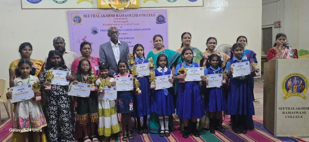 திருச்சியில் மாவட்ட அளவிலான மகளிர் செஸ் போட்டி: திரளானோர் பங்கேற்பு