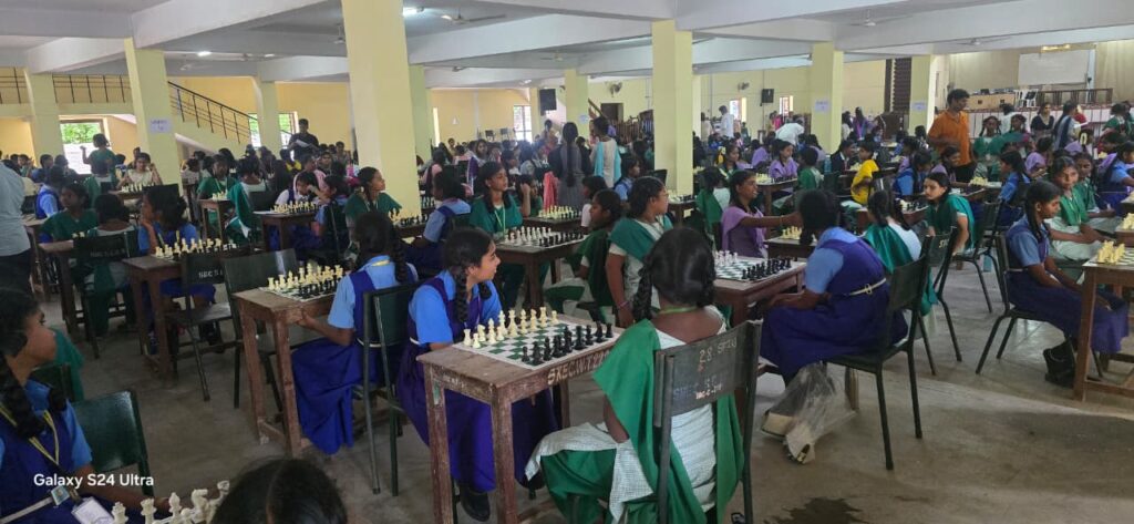 திருச்சியில் மாவட்ட அளவிலான மகளிர் செஸ் போட்டி: திரளானோர் பங்கேற்பு