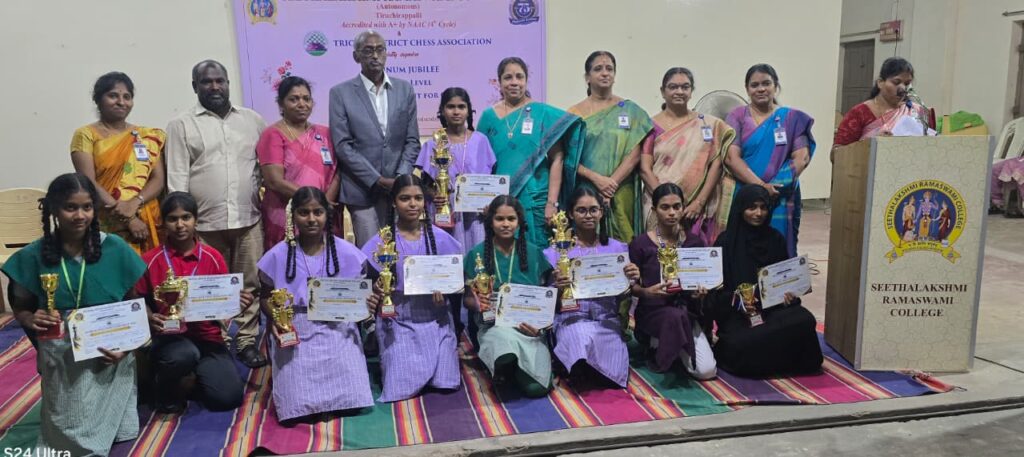 திருச்சியில் மாவட்ட அளவிலான மகளிர் செஸ் போட்டி: திரளானோர் பங்கேற்பு