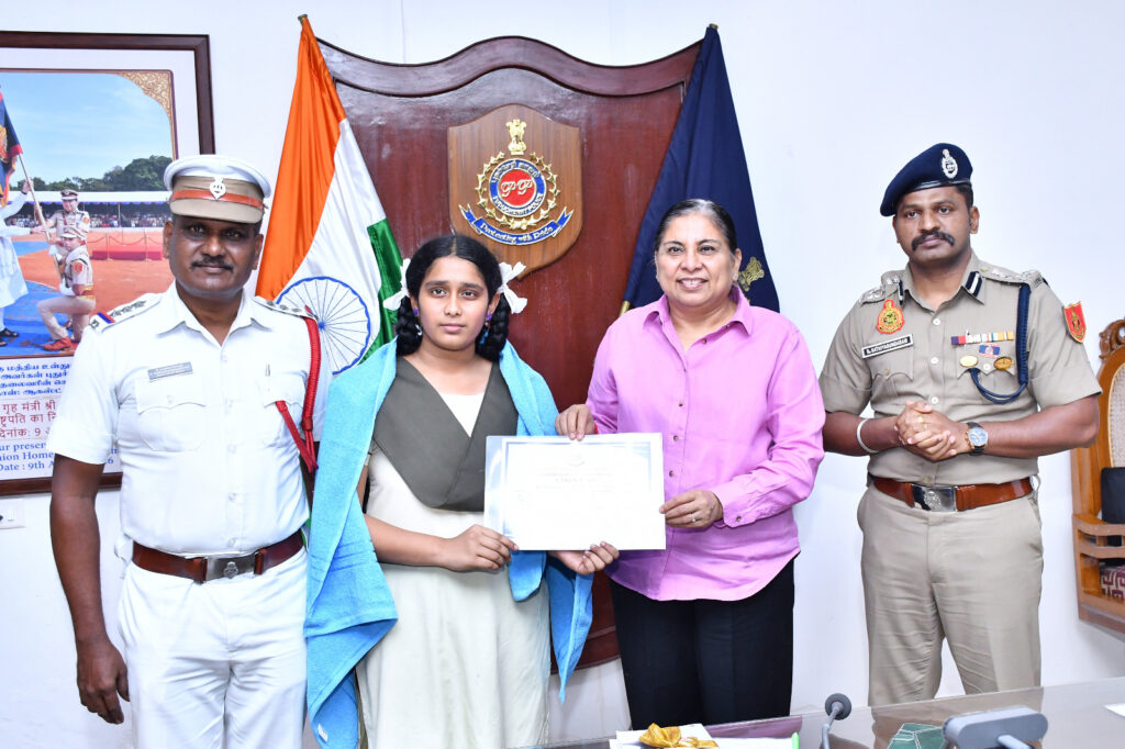 நல்ல மதிப்பெண் பெற்ற காவலர்களின் பிள்ளைகளுக்கு பரிசு வழங்கும் விழா