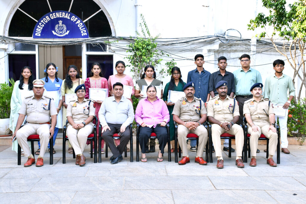 நல்ல மதிப்பெண் பெற்ற காவலர்களின் பிள்ளைகளுக்கு பரிசு வழங்கும் விழா