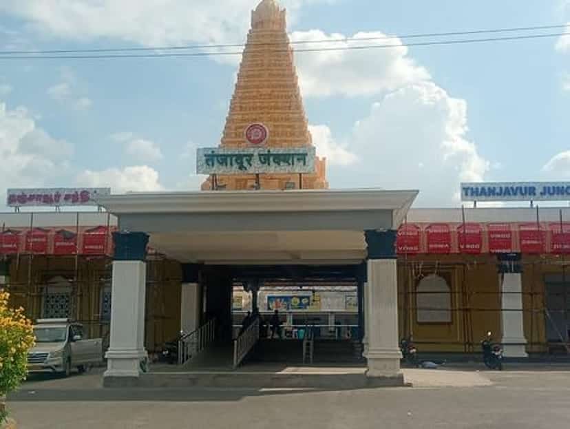 தஞ்சாவூர் ரயில் நிலைய பெரிய கோயில் முகப்பில் பொரிக்கப்பட்ட இந்தி மொழி அகற்றம்