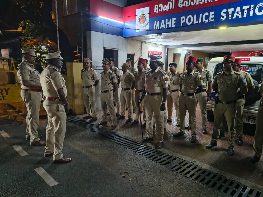 "புதுவை கவசம்" என்ற பெயரில் போலீசார் தீவிர வாகன சோதனை