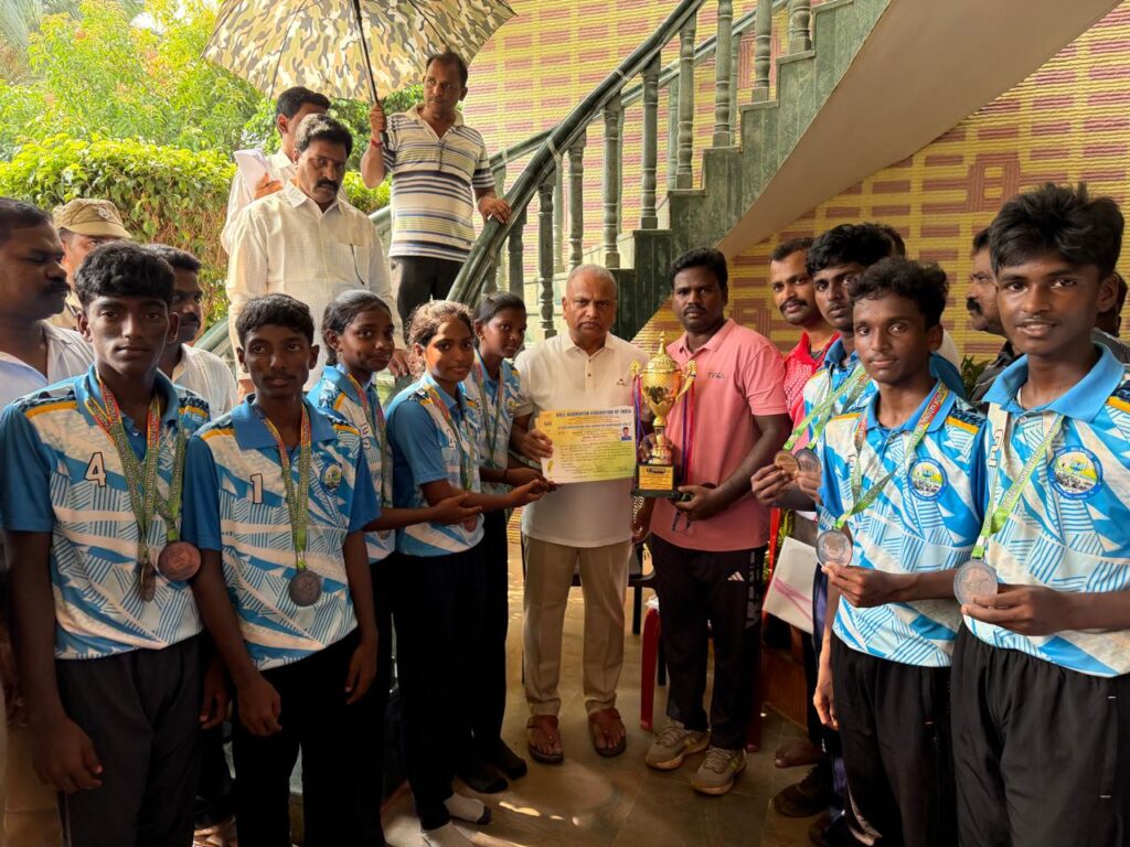 பால் பேட்மிண்டன் போட்டிகளில் வெற்றி பெற்றவர்கள் மல்லாடி கிருஷ்ணாராவிடம் வாழ்த்து பெற்றனர்