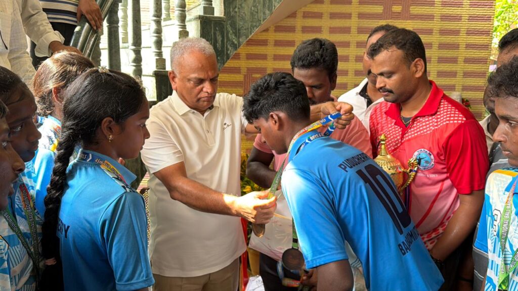 பால் பேட்மிண்டன் போட்டிகளில் வெற்றி பெற்றவர்கள் மல்லாடி கிருஷ்ணாராவிடம் வாழ்த்து பெற்றனர்