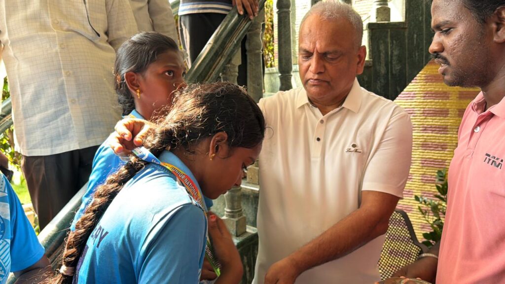 பால் பேட்மிண்டன் போட்டிகளில் வெற்றி பெற்றவர்கள் மல்லாடி கிருஷ்ணாராவிடம் வாழ்த்து பெற்றனர்