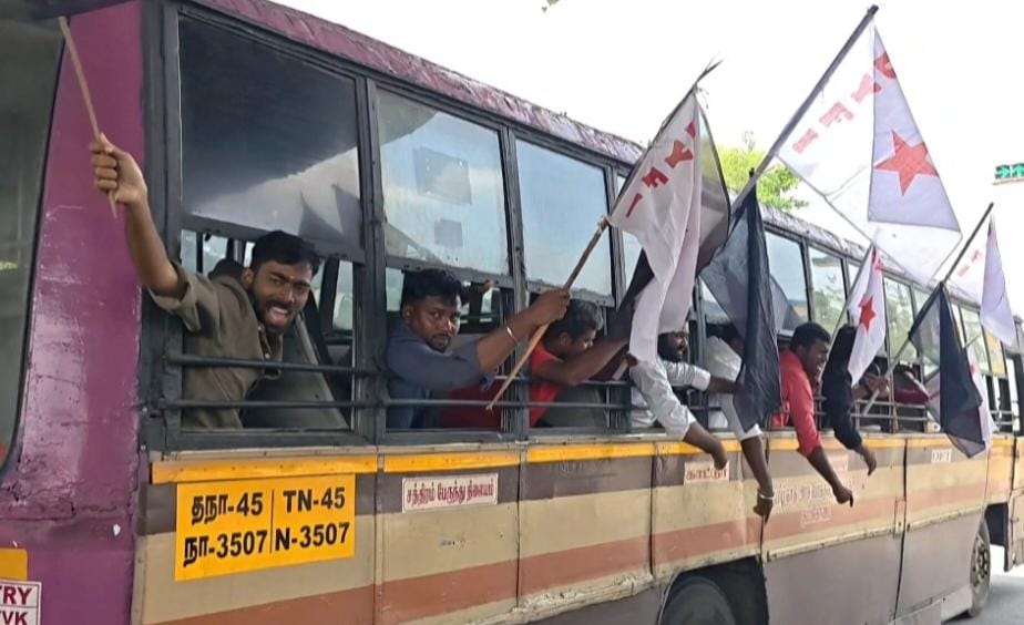 பிரதமர் மோடி தமிழகம் வருகை:இந்திய ஜனநாயக வாலிப சங்கத்தினர் கருப்புக் கொடி ஏந்தி ஆர்ப்பாட்டம்
