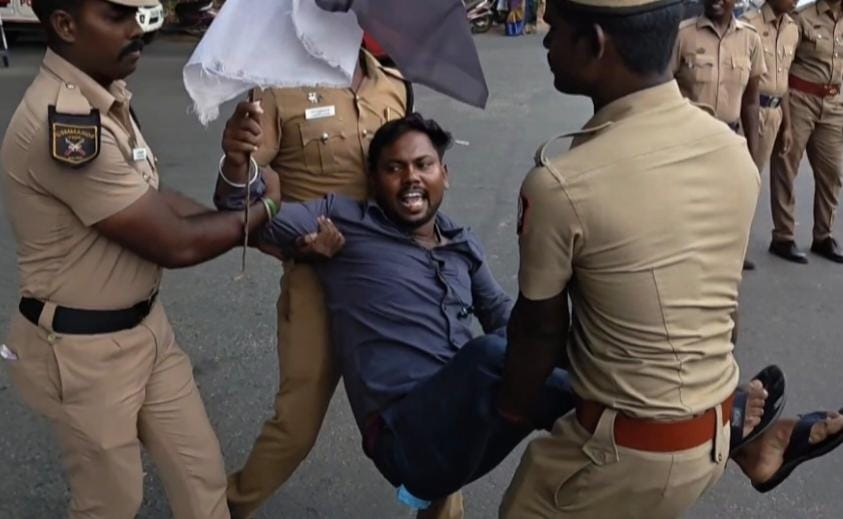 பிரதமர் மோடி தமிழகம் வருகை:இந்திய ஜனநாயக வாலிப சங்கத்தினர் கருப்புக் கொடி ஏந்தி ஆர்ப்பாட்டம்