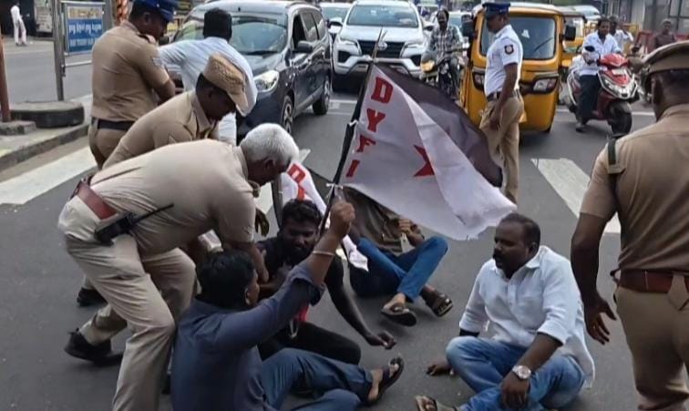 பிரதமர் மோடி தமிழகம் வருகை:இந்திய ஜனநாயக வாலிப சங்கத்தினர் கருப்புக் கொடி ஏந்தி ஆர்ப்பாட்டம்