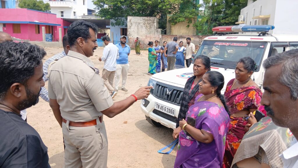 திருச்சி மாநகராட்சி மைதானத்தில் வாரச்சந்தை; தவெக - திமுக மோதல்