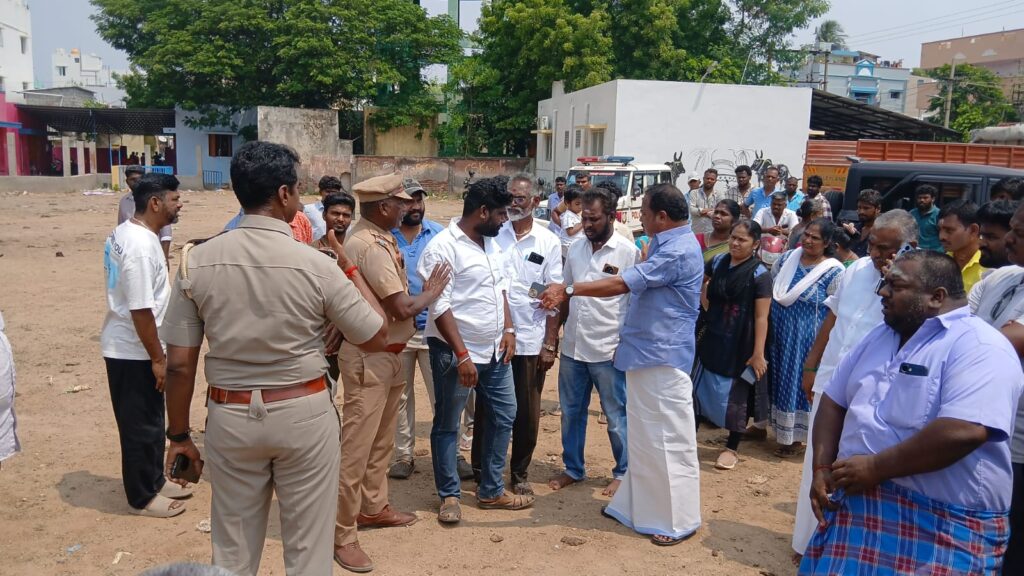 திருச்சி மாநகராட்சி மைதானத்தில் வாரச்சந்தை; தவெக - திமுக மோதல்