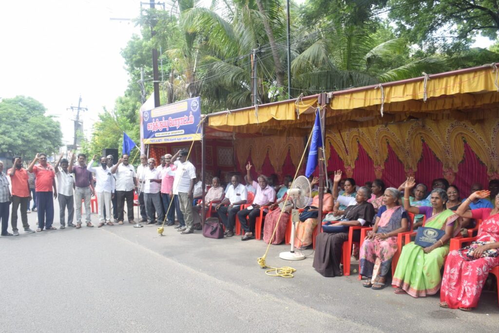 அரசு போக்குவரத்துக் கழக ஓய்வூதியர்கள் காத்திருப்பு போராட்டம்; திருச்சியில் நூற்றுக்கணக்கானோர் பங்கேற்பு