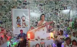 23 அடுக்கில் 230 ரஜினியின் முழு உருவ படத்திற்கு கொலு அமைத்து ரஜினி ரசிகரின் குடும்பத்தினர் குதூகலம்