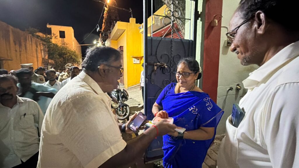 தட்டாஞ்சாவடி தொகுதி மக்களுக்கு வீடு வீடாகச் சென்று இனிப்புகள் வழங்கி நன்றி தெரிவித்தார் எம்.எல்.ஏ. அசோக் ஆனந்த்